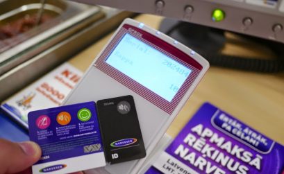 Tarjeta de crédito funcionando por aproximación NFC