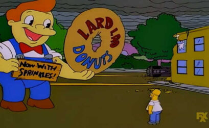 Muñeco gigante de la rosquilla y Homero Simpson mirándolo