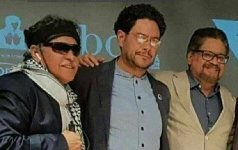 Foto de Iván Cepeda con Jesús Santrich e Iván Marquez, miembros del Secretariado de las Farc.