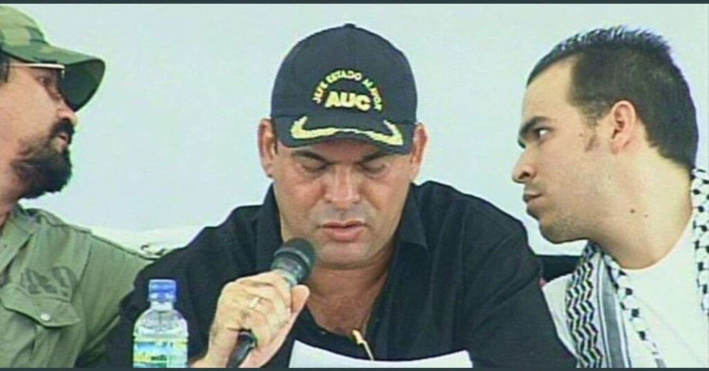 Foto de los jefes paramilitares Salvatore Mancuso y Ernesto Báez con Abelardo de la Espriella.